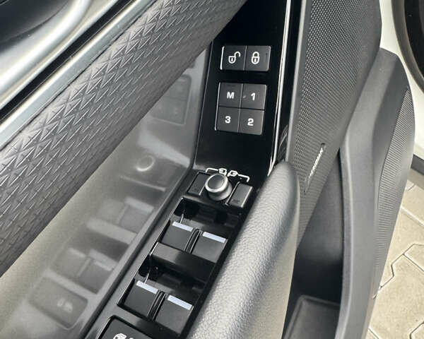 Белый Ленд Ровер Рендж Ровер Велар, объемом двигателя 2 л и пробегом 62 тыс. км за 39900 $, фото 27 на Automoto.ua