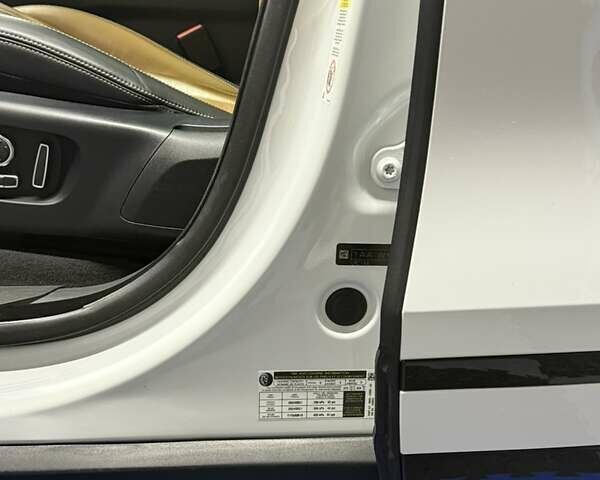 Белый Ленд Ровер Рендж Ровер Велар, объемом двигателя 3 л и пробегом 95 тыс. км за 43000 $, фото 2 на Automoto.ua