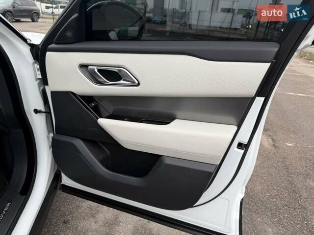 Білий Ленд Ровер Рендж Ровер Велар, об'ємом двигуна 2 л та пробігом 88 тис. км за 44700 $, фото 43 на Automoto.ua