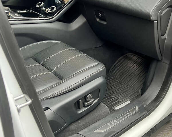 Білий Ленд Ровер Рендж Ровер Велар, об'ємом двигуна 2 л та пробігом 129 тис. км за 35900 $, фото 17 на Automoto.ua