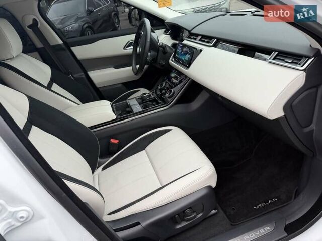Білий Ленд Ровер Рендж Ровер Велар, об'ємом двигуна 2 л та пробігом 88 тис. км за 44700 $, фото 39 на Automoto.ua