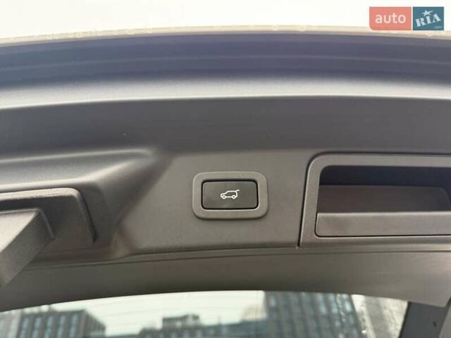 Білий Ленд Ровер Рендж Ровер Велар, об'ємом двигуна 2 л та пробігом 88 тис. км за 44700 $, фото 57 на Automoto.ua