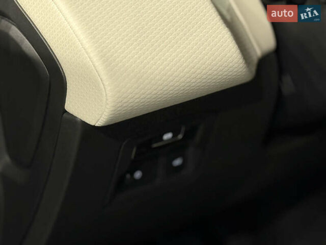 Белый Ленд Ровер Рендж Ровер Велар, объемом двигателя 2 л и пробегом 69 тыс. км за 44500 $, фото 29 на Automoto.ua