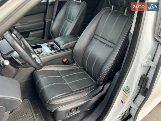 Белый Ленд Ровер Рендж Ровер Велар, объемом двигателя 2 л и пробегом 117 тыс. км за 36900 $, фото 10 на Automoto.ua