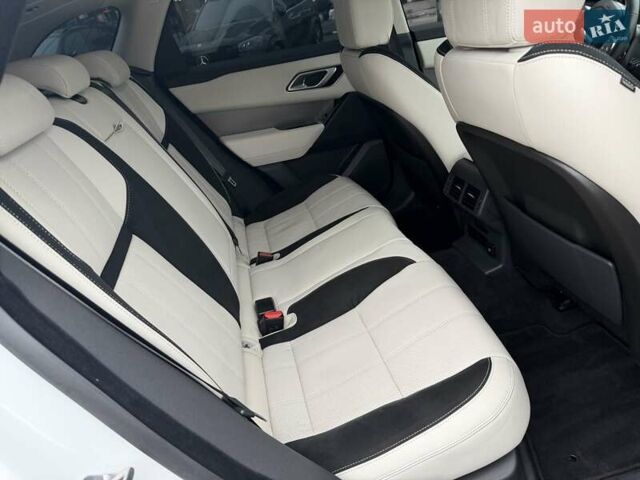 Білий Ленд Ровер Рендж Ровер Велар, об'ємом двигуна 2 л та пробігом 88 тис. км за 44700 $, фото 45 на Automoto.ua