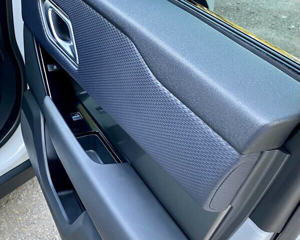 Белый Ленд Ровер Рендж Ровер Велар, объемом двигателя 2 л и пробегом 60 тыс. км за 47500 $, фото 28 на Automoto.ua