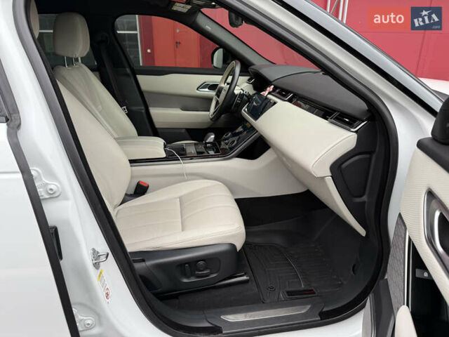 Белый Ленд Ровер Рендж Ровер Велар, объемом двигателя 2 л и пробегом 63 тыс. км за 45500 $, фото 12 на Automoto.ua