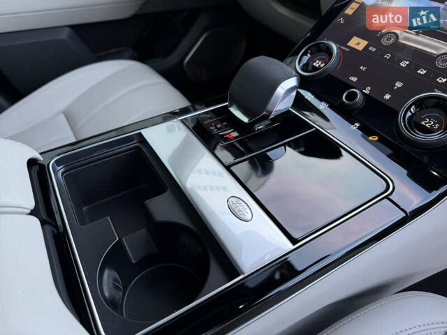 Білий Ленд Ровер Рендж Ровер Велар, об'ємом двигуна 2 л та пробігом 63 тис. км за 44999 $, фото 50 на Automoto.ua