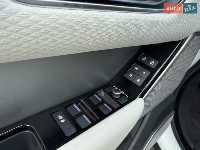 Белый Ленд Ровер Рендж Ровер Велар, объемом двигателя 2 л и пробегом 63 тыс. км за 44999 $, фото 34 на Automoto.ua