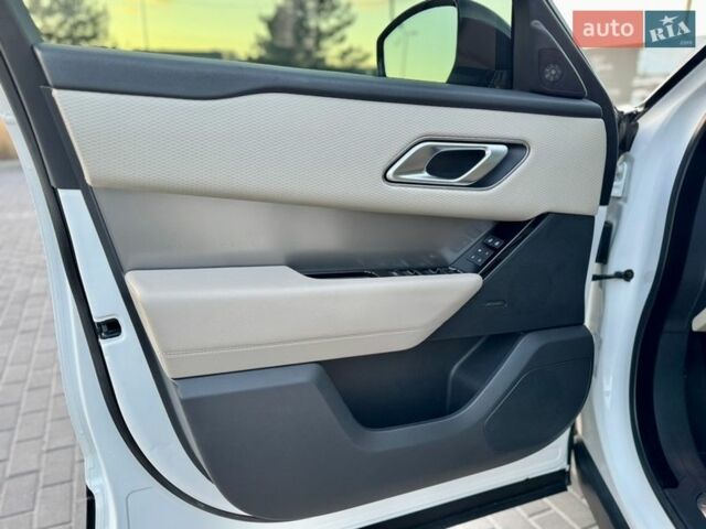 Белый Ленд Ровер Рендж Ровер Велар, объемом двигателя 2 л и пробегом 113 тыс. км за 41999 $, фото 48 на Automoto.ua