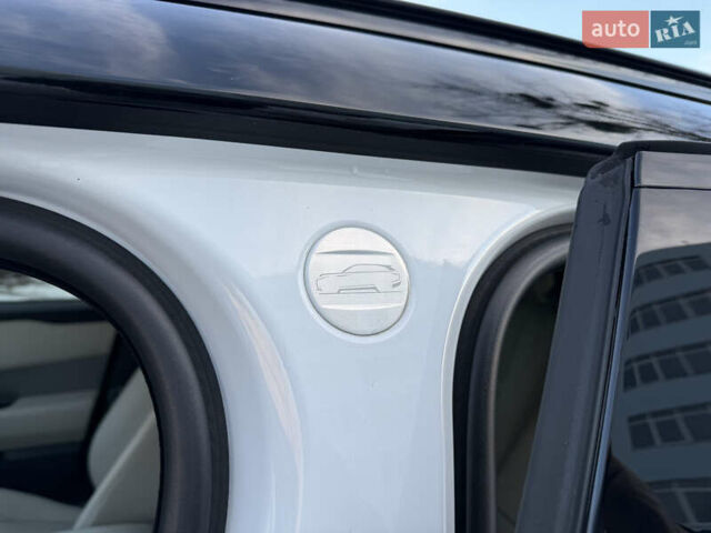 Білий Ленд Ровер Рендж Ровер Велар, об'ємом двигуна 2 л та пробігом 63 тис. км за 44999 $, фото 32 на Automoto.ua