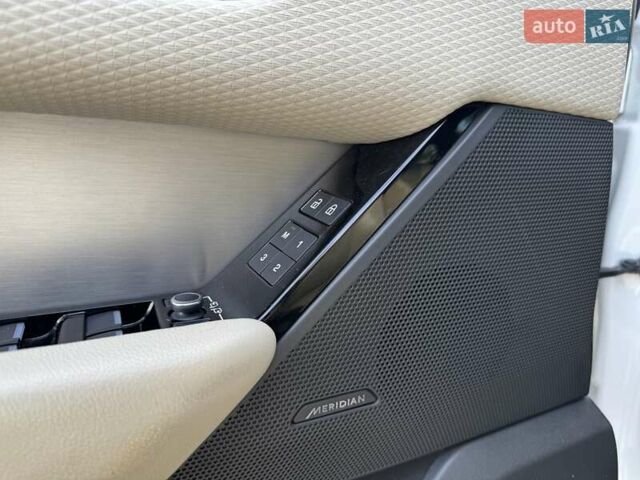 Белый Ленд Ровер Рендж Ровер Велар, объемом двигателя 2 л и пробегом 92 тыс. км за 48000 $, фото 18 на Automoto.ua