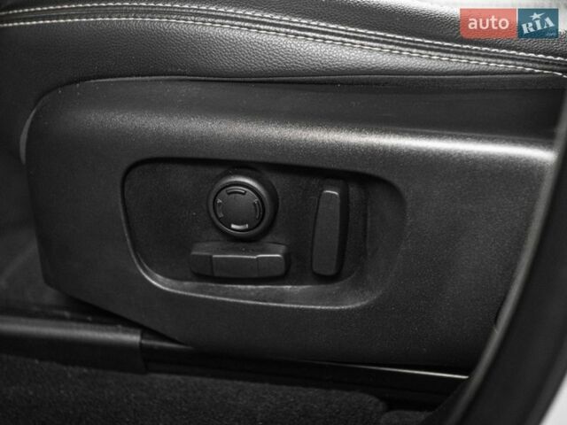 Білий Ленд Ровер Рендж Ровер Велар, об'ємом двигуна 3 л та пробігом 102 тис. км за 48900 $, фото 71 на Automoto.ua