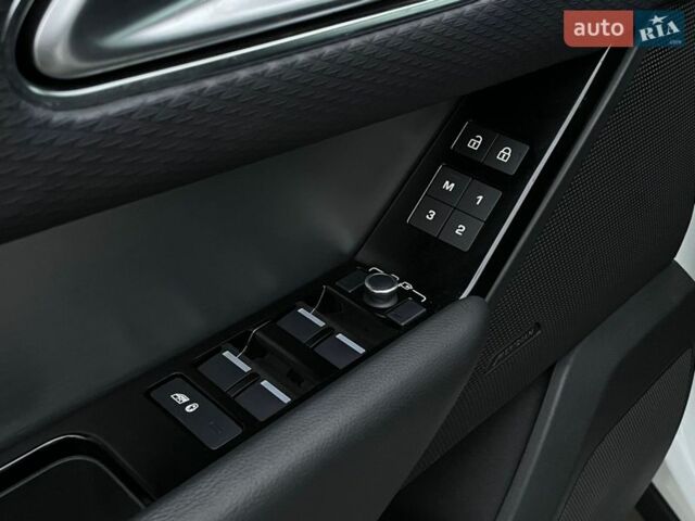 Білий Ленд Ровер Рендж Ровер Велар, об'ємом двигуна 2 л та пробігом 24 тис. км за 42500 $, фото 33 на Automoto.ua