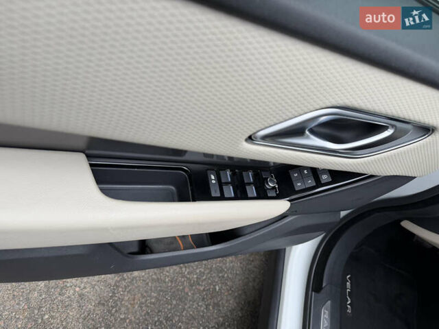 Білий Ленд Ровер Рендж Ровер Велар, об'ємом двигуна 2 л та пробігом 108 тис. км за 44999 $, фото 38 на Automoto.ua