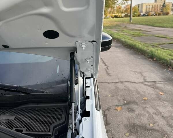 Белый Ленд Ровер Рендж Ровер Велар, объемом двигателя 2 л и пробегом 92 тыс. км за 48000 $, фото 30 на Automoto.ua