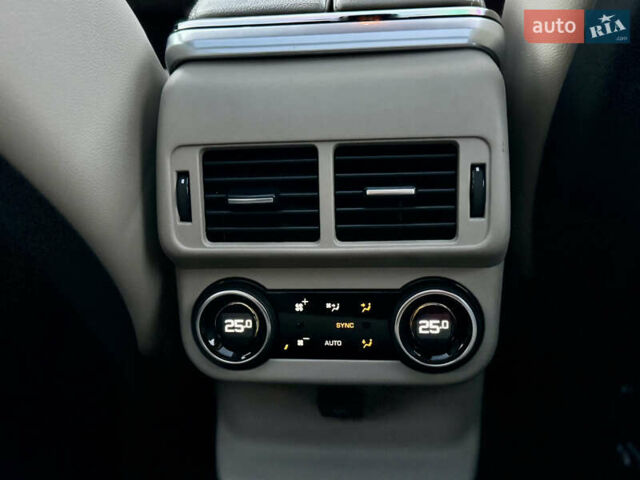 Білий Ленд Ровер Рендж Ровер Велар, об'ємом двигуна 2 л та пробігом 108 тис. км за 43500 $, фото 43 на Automoto.ua