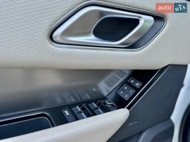 Білий Ленд Ровер Рендж Ровер Велар, об'ємом двигуна 2 л та пробігом 108 тис. км за 43999 $, фото 19 на Automoto.ua