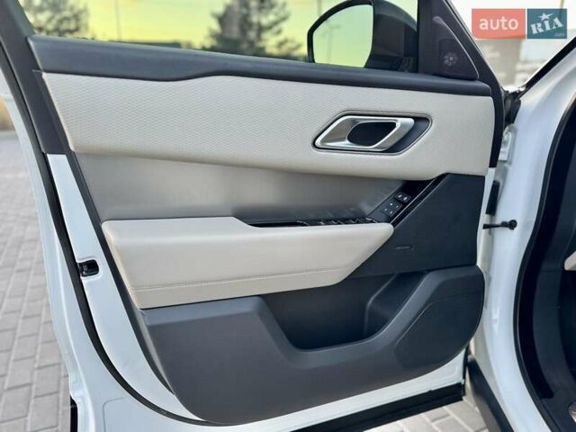 Білий Ленд Ровер Рендж Ровер Велар, об'ємом двигуна 2 л та пробігом 108 тис. км за 43999 $, фото 18 на Automoto.ua