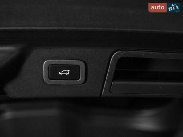 Білий Ленд Ровер Рендж Ровер Велар, об'ємом двигуна 3 л та пробігом 102 тис. км за 48900 $, фото 88 на Automoto.ua