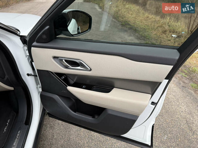 Білий Ленд Ровер Рендж Ровер Велар, об'ємом двигуна 2 л та пробігом 108 тис. км за 44999 $, фото 44 на Automoto.ua