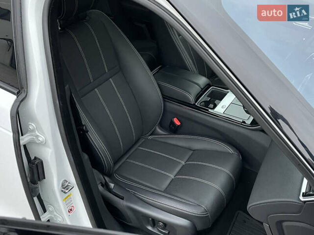 Білий Ленд Ровер Рендж Ровер Велар, об'ємом двигуна 2 л та пробігом 25 тис. км за 45000 $, фото 31 на Automoto.ua