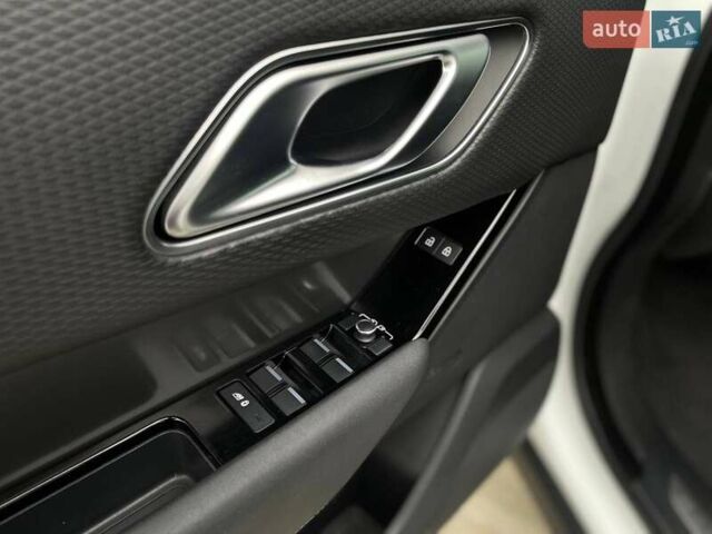 Білий Ленд Ровер Рендж Ровер Велар, об'ємом двигуна 2 л та пробігом 168 тис. км за 42000 $, фото 5 на Automoto.ua