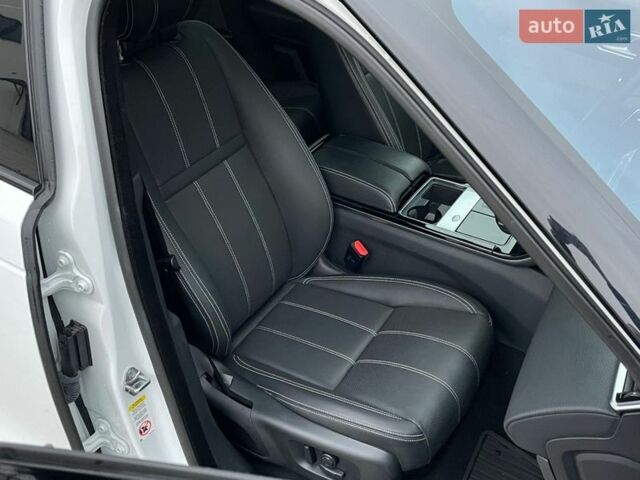 Білий Ленд Ровер Рендж Ровер Велар, об'ємом двигуна 2 л та пробігом 24 тис. км за 42500 $, фото 27 на Automoto.ua