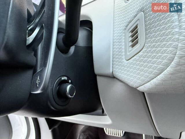 Белый Ленд Ровер Рендж Ровер Велар, объемом двигателя 2 л и пробегом 63 тыс. км за 44999 $, фото 52 на Automoto.ua