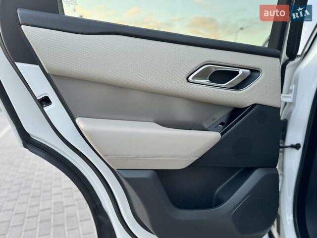 Білий Ленд Ровер Рендж Ровер Велар, об'ємом двигуна 2 л та пробігом 108 тис. км за 43999 $, фото 24 на Automoto.ua