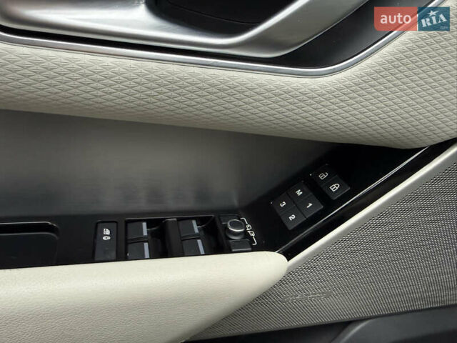 Белый Ленд Ровер Рендж Ровер Велар, объемом двигателя 2 л и пробегом 60 тыс. км за 44999 $, фото 29 на Automoto.ua