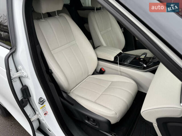 Белый Ленд Ровер Рендж Ровер Велар, объемом двигателя 2 л и пробегом 63 тыс. км за 45500 $, фото 13 на Automoto.ua