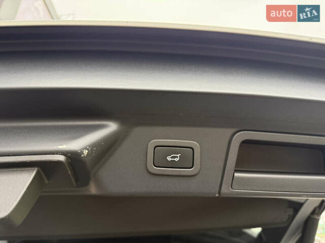 Белый Ленд Ровер Рендж Ровер Велар, объемом двигателя 2 л и пробегом 60 тыс. км за 44999 $, фото 24 на Automoto.ua