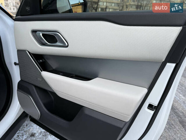 Белый Ленд Ровер Рендж Ровер Велар, объемом двигателя 2 л и пробегом 63 тыс. км за 44999 $, фото 45 на Automoto.ua