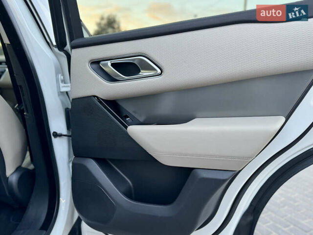 Білий Ленд Ровер Рендж Ровер Велар, об'ємом двигуна 2 л та пробігом 108 тис. км за 43500 $, фото 26 на Automoto.ua