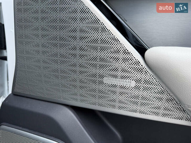 Білий Ленд Ровер Рендж Ровер Велар, об'ємом двигуна 2 л та пробігом 63 тис. км за 44999 $, фото 47 на Automoto.ua