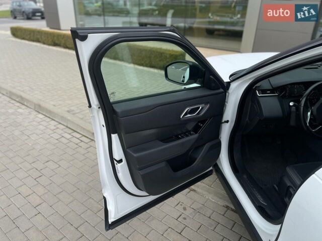 Белый Ленд Ровер Рендж Ровер Велар, объемом двигателя 2 л и пробегом 168 тыс. км за 37900 $, фото 4 на Automoto.ua