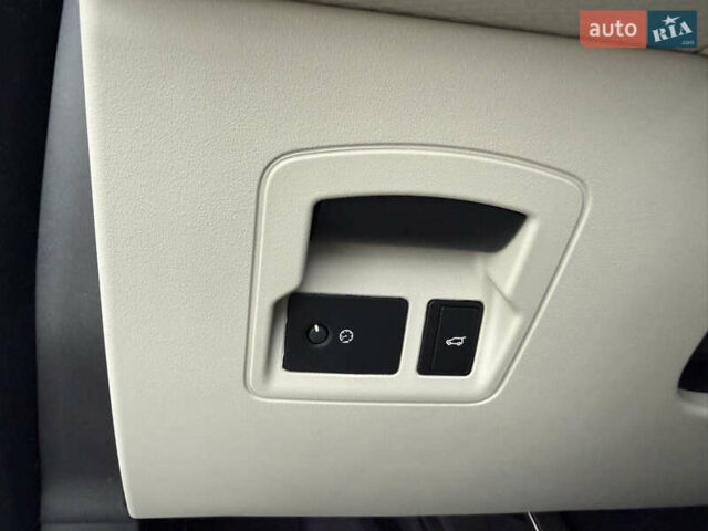 Белый Ленд Ровер Рендж Ровер Велар, объемом двигателя 2 л и пробегом 63 тыс. км за 45500 $, фото 29 на Automoto.ua