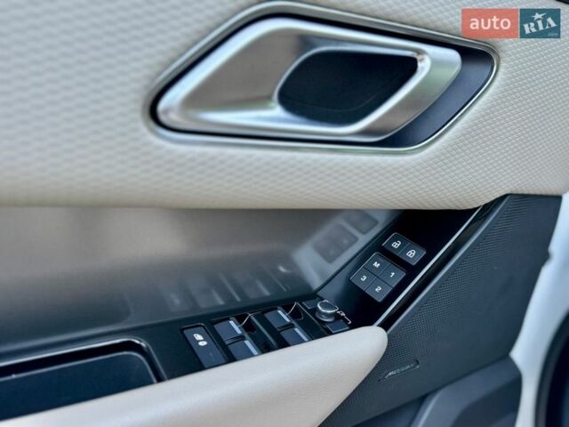 Белый Ленд Ровер Рендж Ровер Велар, объемом двигателя 2 л и пробегом 113 тыс. км за 41999 $, фото 47 на Automoto.ua