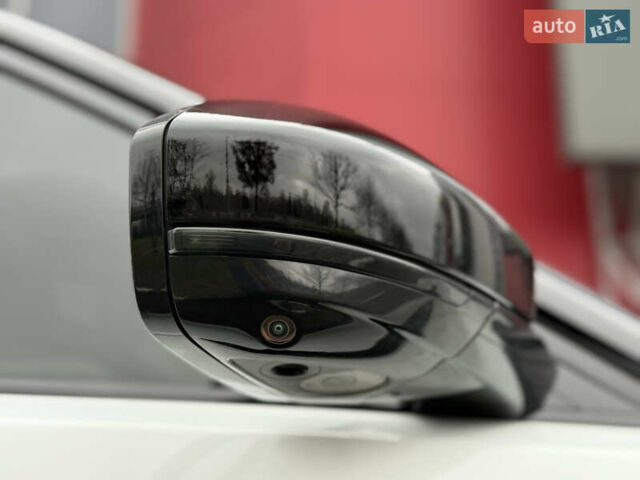 Белый Ленд Ровер Рендж Ровер Велар, объемом двигателя 2 л и пробегом 60 тыс. км за 44999 $, фото 11 на Automoto.ua