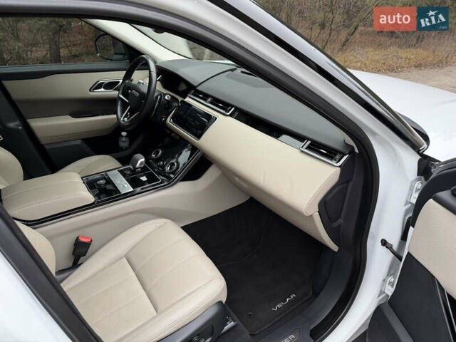 Білий Ленд Ровер Рендж Ровер Велар, об'ємом двигуна 2 л та пробігом 108 тис. км за 44999 $, фото 45 на Automoto.ua