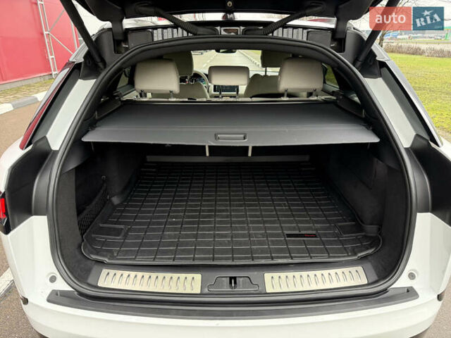 Белый Ленд Ровер Рендж Ровер Велар, объемом двигателя 2 л и пробегом 63 тыс. км за 45500 $, фото 19 на Automoto.ua