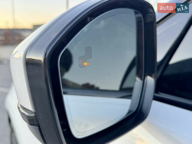 Білий Ленд Ровер Рендж Ровер Велар, об'ємом двигуна 2 л та пробігом 108 тис. км за 43500 $, фото 45 на Automoto.ua