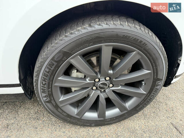 Білий Ленд Ровер Рендж Ровер Велар, об'ємом двигуна 2 л та пробігом 108 тис. км за 44999 $, фото 47 на Automoto.ua