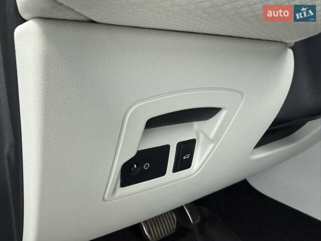 Белый Ленд Ровер Рендж Ровер Велар, объемом двигателя 2 л и пробегом 63 тыс. км за 44900 $, фото 33 на Automoto.ua