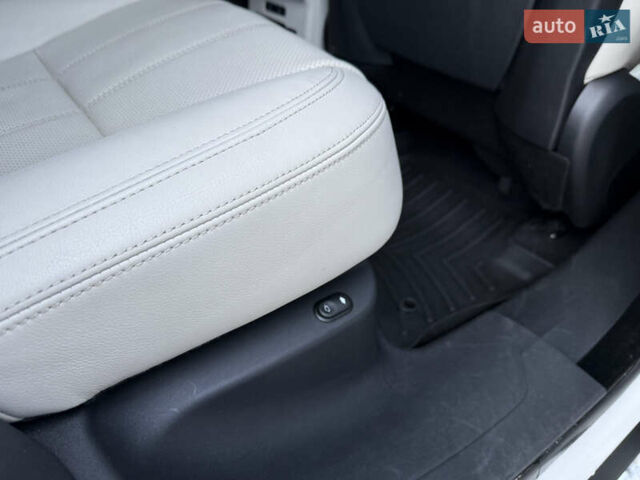 Білий Ленд Ровер Рендж Ровер Велар, об'ємом двигуна 2 л та пробігом 63 тис. км за 44999 $, фото 44 на Automoto.ua