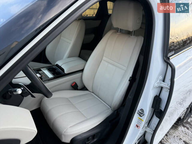 Белый Ленд Ровер Рендж Ровер Велар, объемом двигателя 2 л и пробегом 63 тыс. км за 44999 $, фото 29 на Automoto.ua