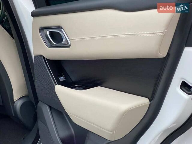 Белый Ленд Ровер Рендж Ровер Велар, объемом двигателя 2 л и пробегом 45 тыс. км за 64999 $, фото 44 на Automoto.ua