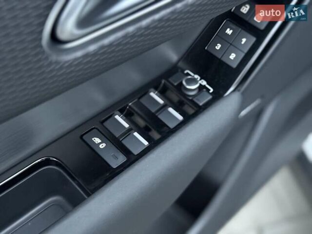 Белый Ленд Ровер Рендж Ровер Велар, объемом двигателя 2 л и пробегом 65 тыс. км за 54900 $, фото 18 на Automoto.ua