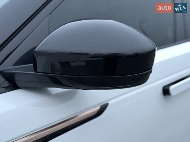 Белый Ленд Ровер Рендж Ровер Велар, объемом двигателя 2 л и пробегом 65 тыс. км за 54900 $, фото 4 на Automoto.ua